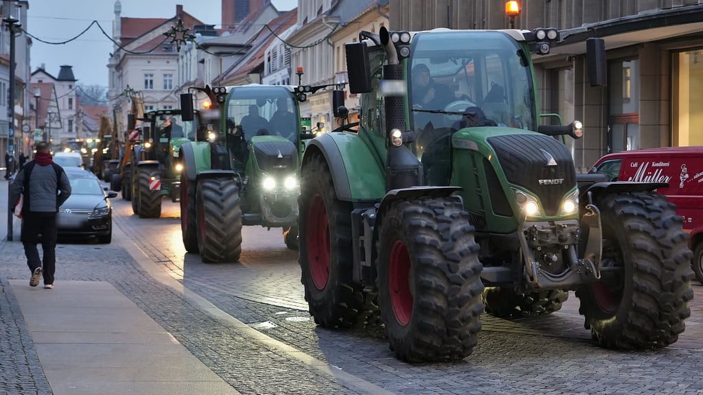 Bei der Sternfahrt der Landwirte in Stendal konnte es schon einmal eng werden. Die Fahrt führte die Bauern unter anderem durch die Breite Straße.