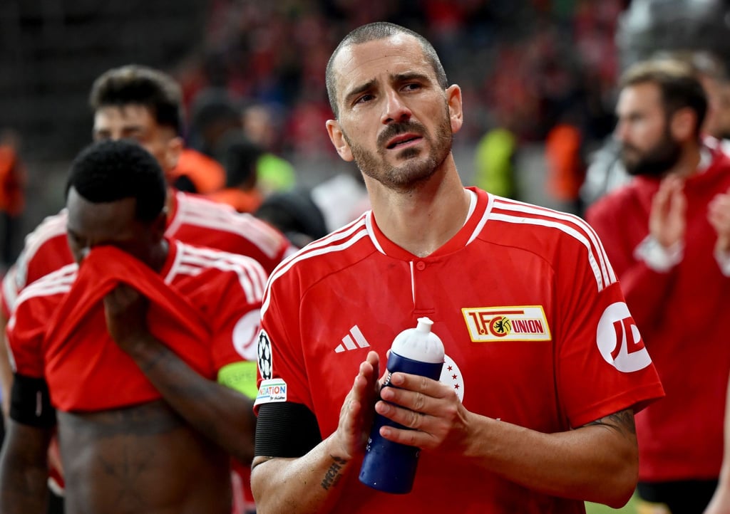 Unions Leonardo Bonucci bedankt sich nach dem Spiel bei den Fans.