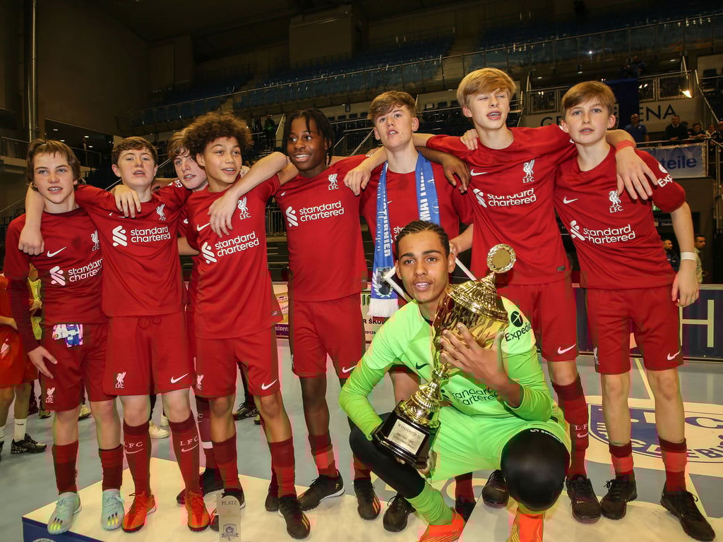 Die Gewinnermannschaft des Vorjahres beim "Pape-Cup" 2023, der FC Liverpool.