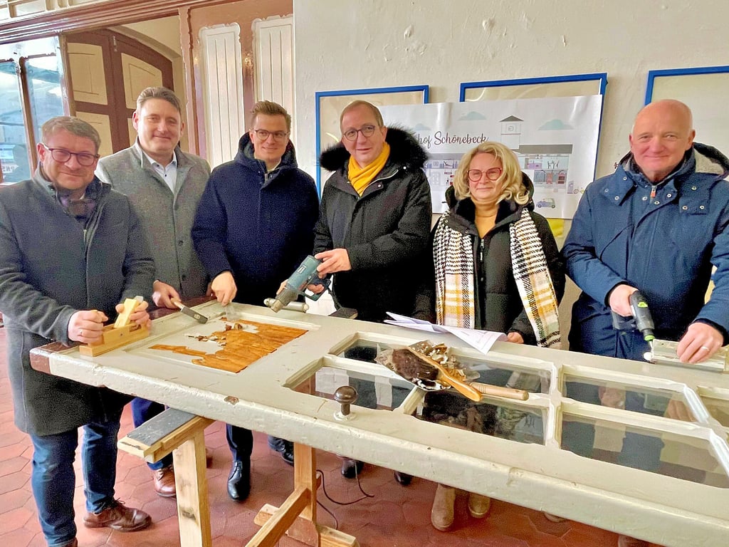 Die Arbeiten am Schönebecker Bahnhof haben begonnen (von links): Bert Knoblauch (Oberbürgermeister), Karsten Fiedler (SWB), Sven Haller (Staatssekretär), Markus Bauer (Landrat), Angela Grube (Architektin) und Mario Krokotsch (Nasa).