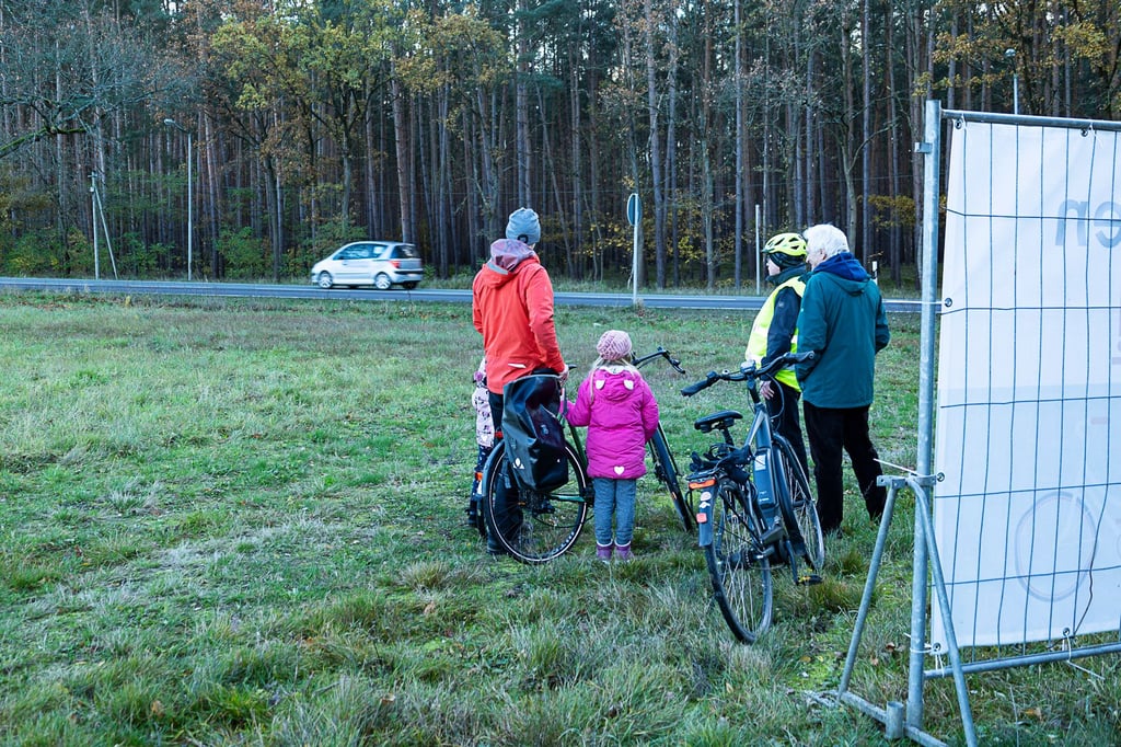 Optischer Protest: Nur wenige Meter hinter der Tankstelle an der B190 macht jetzt ein großes Banner auf den fehlenden Radweg an der vielbefahrenen Bundesstraße zwischen Seehausen und Arendsee aufmerksam. Foto: Frank Schuhmann