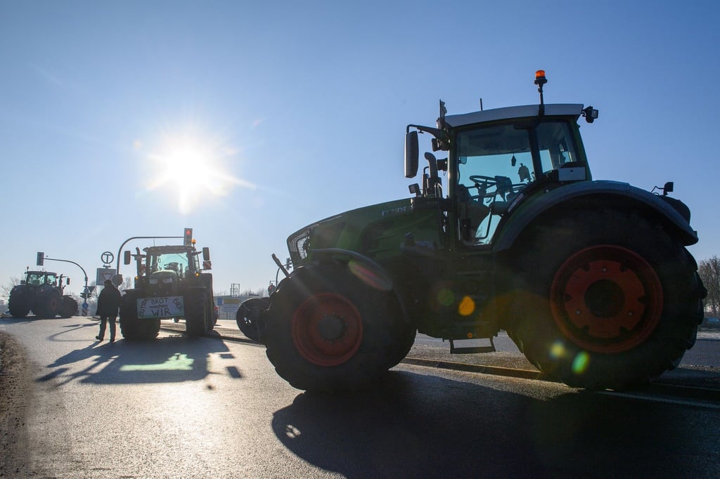 Traktoren blockieren eine Autobahnauffahrt .