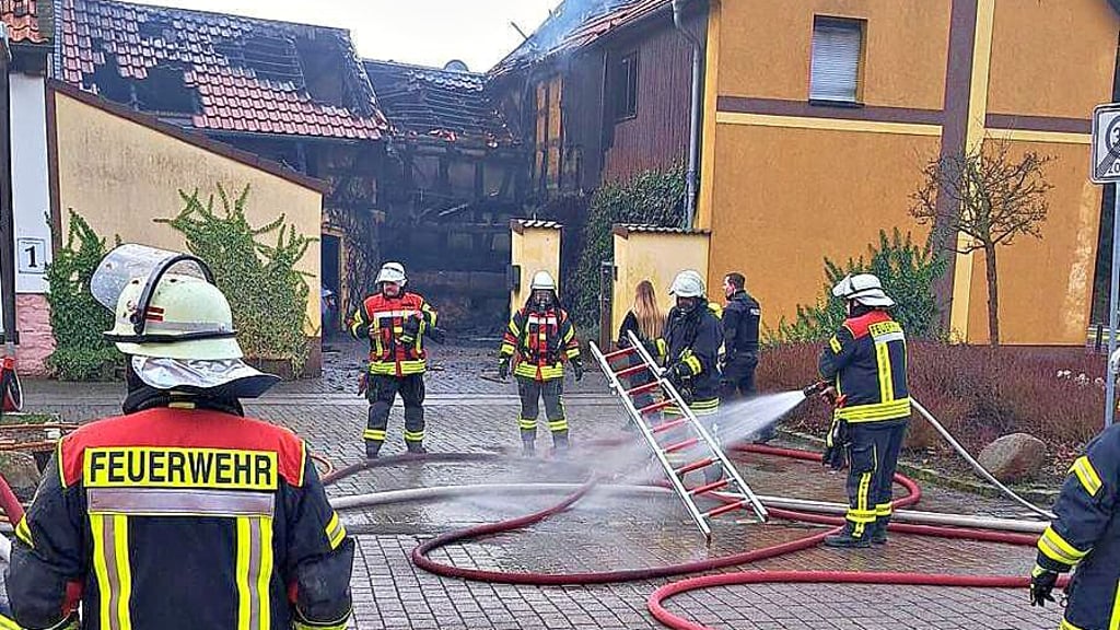 In den frühen Morgenstunden des 1. Januars war es in Calvörde zu einem schweren Gebäudebrand gekommen. Während sich drei Familienmitglieder retten konnten, verstarb eine 80-jährige Frau an ihren schweren Hautverbrennungen. Über acht Stunden waren die Einsatzkräfte der Feuerwehren vor Ort.