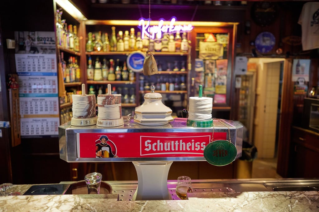 Blick in die Kult-Kneipe Kupferkanne in der Steinmetzstraße in Berlin-Schöneberg. Seit einigen Jahren kommen wieder vermehrt jüngere Menschen in die Kneipe.