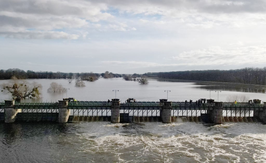 Wasser aus der Elbe fließt durch das geöffnete Pretziener Wehr in einen 21 Kilometer langen Umflutkanal.