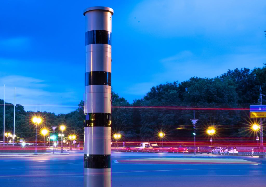 Eine Blitzsäule steht am Kreisverkehr an der Siegessäule.