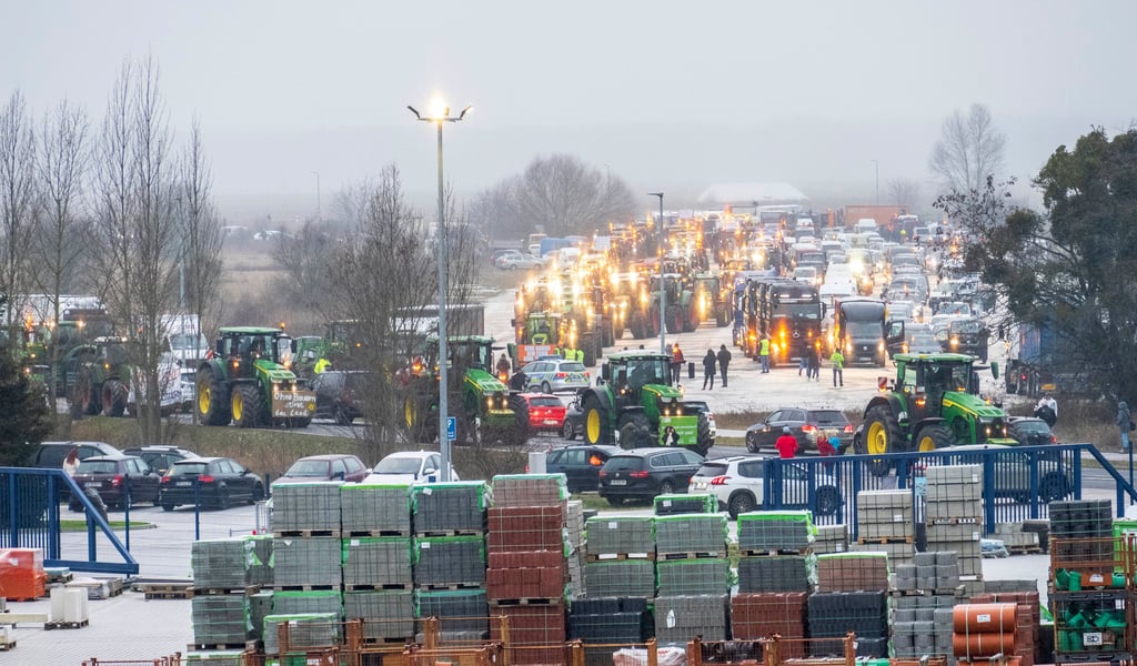 Die Bauerndemo sammelt sich auf der Alten Landebahn in Dessau.