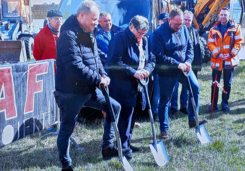 Im April vorigen Jahres fand der symbolische erste Spatenstich für das Wohngebiet Schröders Garten in Gerwisch statt. Platz für 14 Eigenheime bietet die komplett in vorhandene Bebauung eingebettete Fläche zwischen Gartenstraße und Siedlungsweg, Straße des 1. Mai und Supermarkt. 