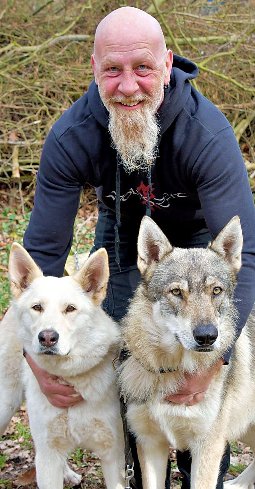 René Rosenau aus Giersleben bei Aschersleben stellt seine Wolfshunde Odin und Freya vor.