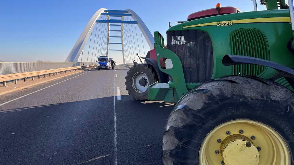 Die Elbbrücke beide Tangermünde wurde am Mittwoch, 10. Januar 2024, auch am dritten Tag infolge blockiert. Im Halbstundentakt wurde der Verkehr vorbeigelassen.