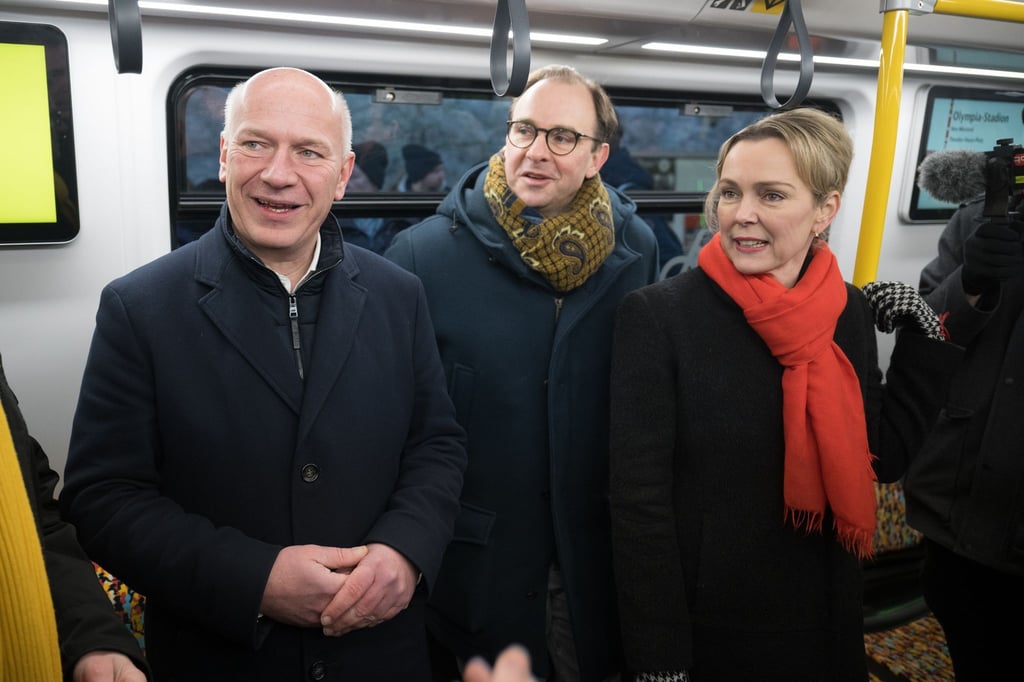 Berlins Bürgermeister Kai Wegner, BVG-Chef Henrik Falk und Verkehrsenatorin Manja Schreiner.