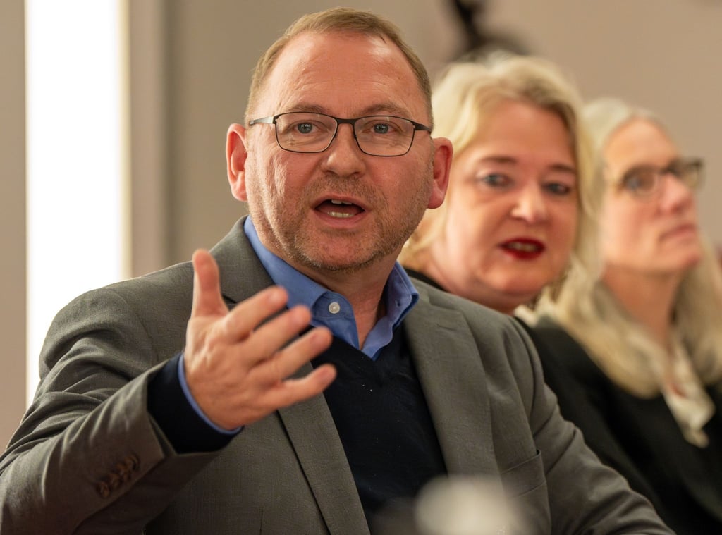 Verdi-Chef Frank Werneke kritisiert, dass die Ampel versuche, die hohen Kosten für den klimagerechten Umbau von Wirtschaft und Gesellschaft in den normalen Bundeshaushalt zu pressen. Die Gegenfinanzierung sei sachfremd und teils absurd.