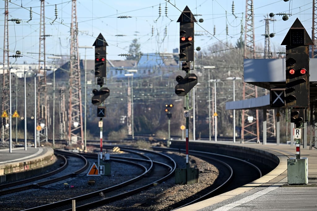 Die Signale im Hauptbahnhof zeigen Rot. Die Gewerkschaft Deutscher Lokomotivführer (GDL) hat zum ersten mehrtägigen Streik im aktuellen Tarifkonflikt mit der Deutschen Bahn und anderen Unternehmen aufgerufen.