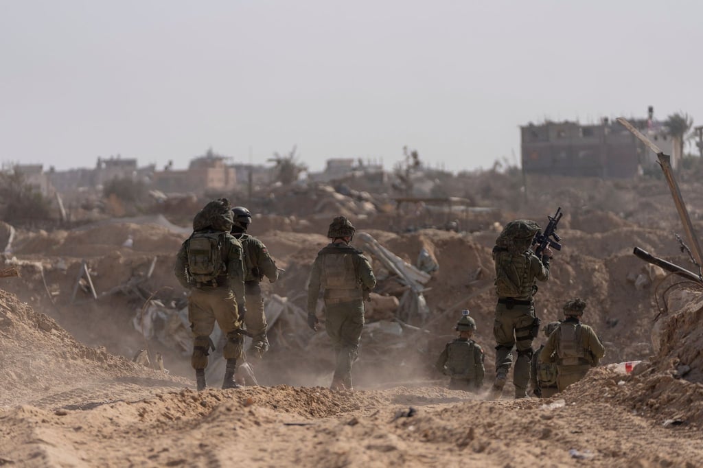 Israelische Soldaten gehen während einer Bodenoperation in Stellung.