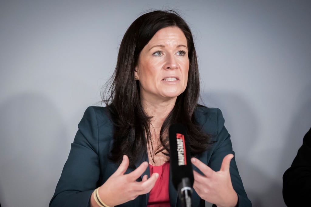 Bildungssenatorin Katharina Günther-Wünsch spricht bei einer Pressekonferenz.