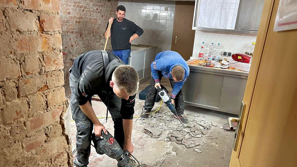 Die Kameraden den Güstener Feuerwehr sanieren in Eigenleistung ihre Großküche. Die schwerste Arbeit: Das Entfernen der alten Boden- und Wandfliesen. Hier soll im März neuer und einheitlicher Belag Einzug finden.