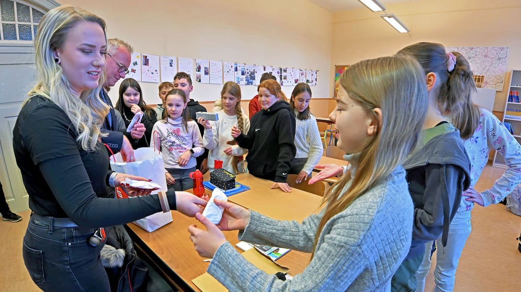Die Besten beim Rätseln: Die Schüler der Klasse 5c freuen sich nicht nur über den Hauptgewinn – eine zweitägige Klassenfahrt –, sondern auch über zahlreiche kleinere Sachpreise.