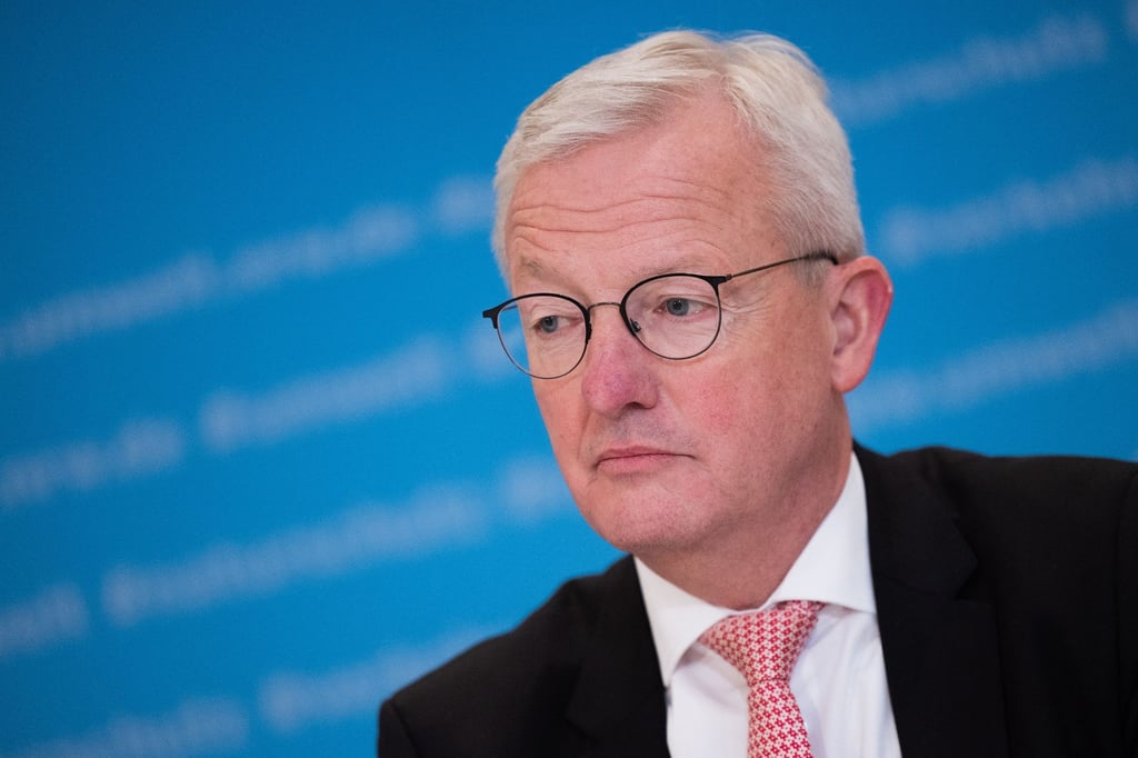 Brandenburgs ehemaliger Verkehrsminister Guido Beermann sitzt bei einer Pressekonferenz.