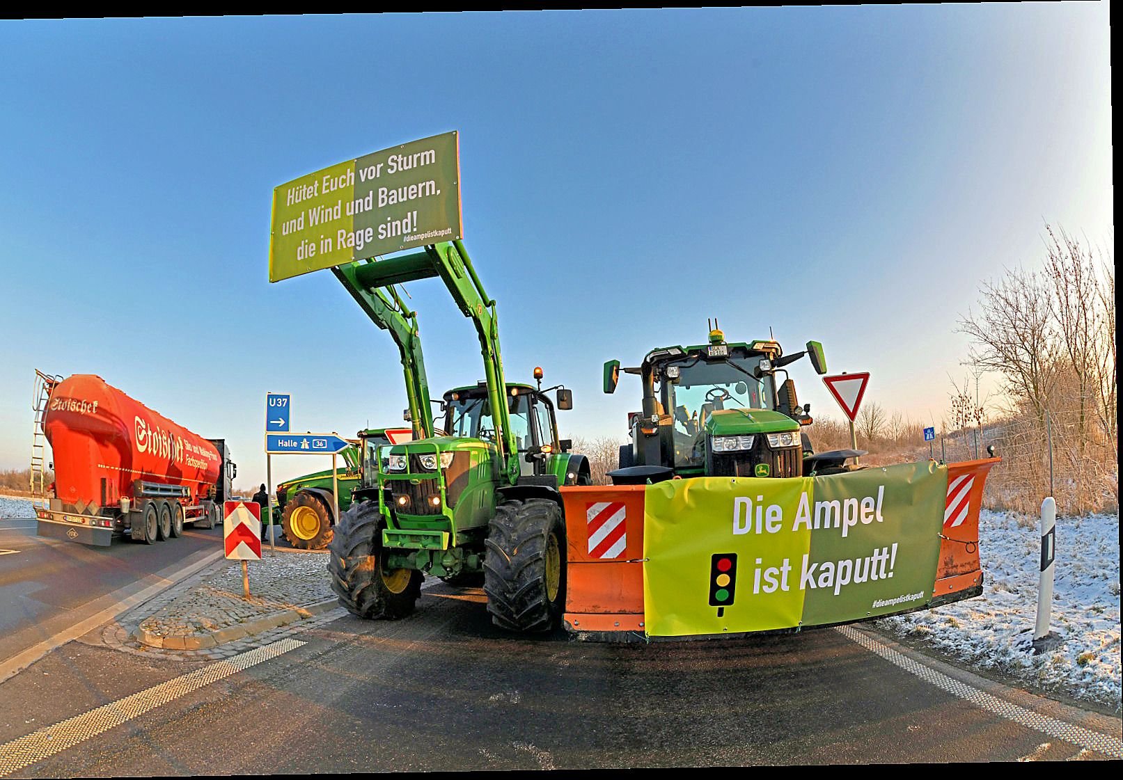 Bauernproteste: Landwirte Blockieren Autobahn-Auffahrten Zur A36 Bei ...