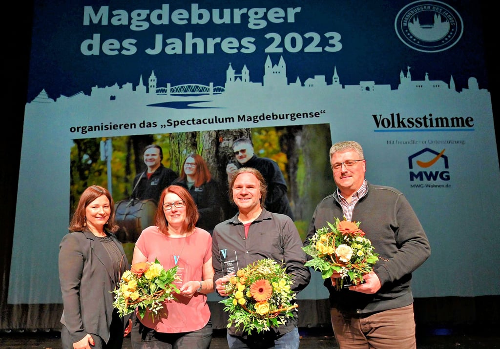 Volksstimme-Redakteurin Sabine Lindenau (von links) überreichte Manuela Nord, Mirko Stage und Michael Dauer Pokale und Blumen. Die Organisatoren des Mittelalterfestivals Spectaculum Magdeburgense wurden dritte Sieger bei der Gala zum Magdeburger des Jahres.