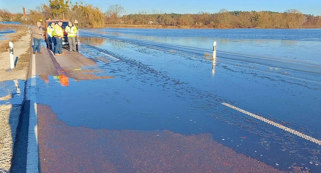 Der Umflutkanal sorgte für die Sperrung der B246a wegen des Elbe-Hochwassers bei Plötzky. Jetzt ist de rWeg wieder frei.