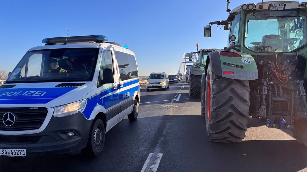Die Elbbrücke bei Tangermünde ist auch am Donnerstag, 11. Januar 2024, blockiert worden.