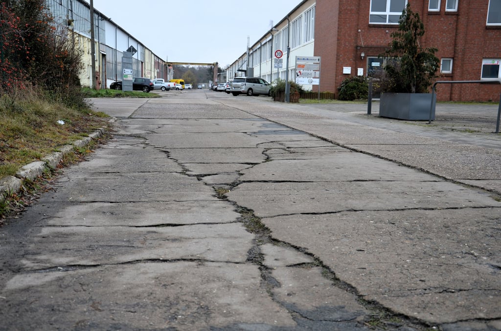 Die Betonplatten in der Kirschallee sind teils gerissen.