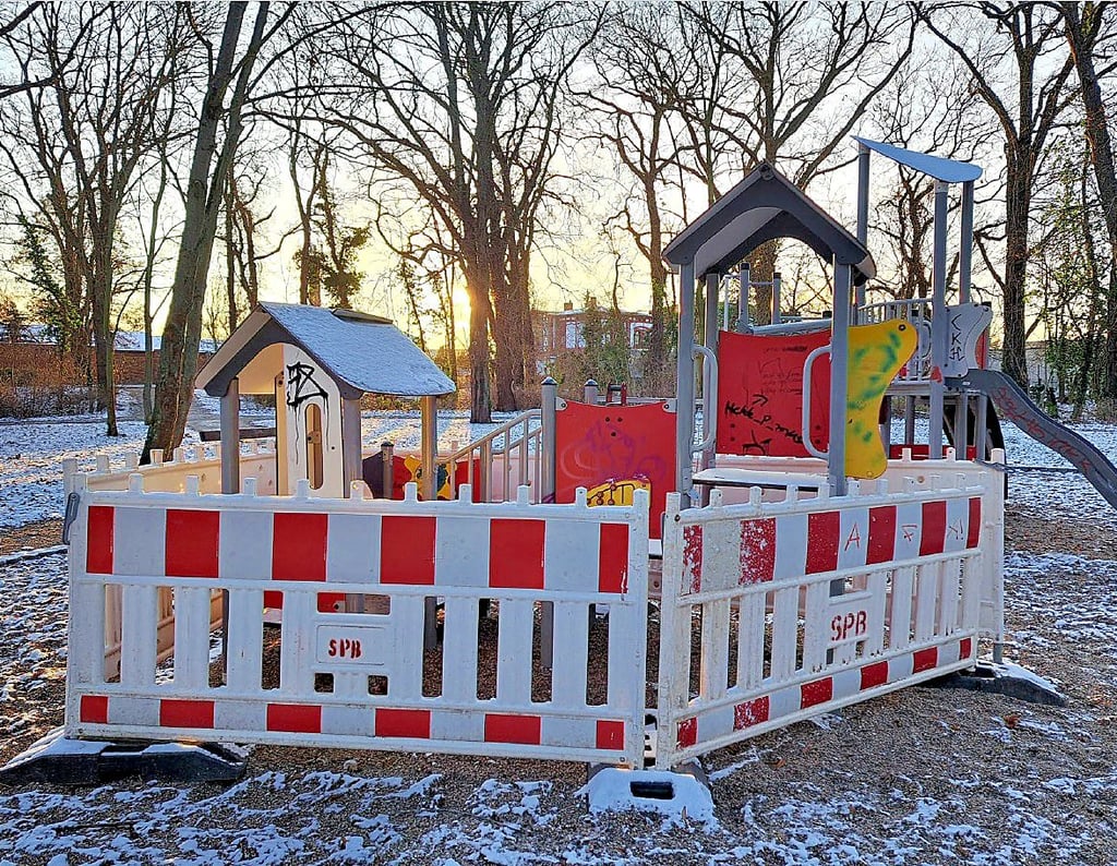 Das Klettergerüst im Stadtpark beim Tiergarten ist derzeit abgesperrt.