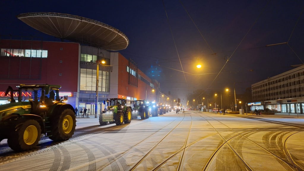 Kurz nach 17 Uhr passiert der Traktor-Korso die Museumskreuzung in Dessau.
