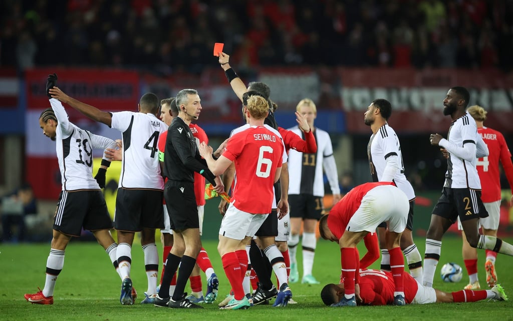 Nationalspieler Leroy Sané (l) hatte gegen Österreich die Rote Karte gesehen.