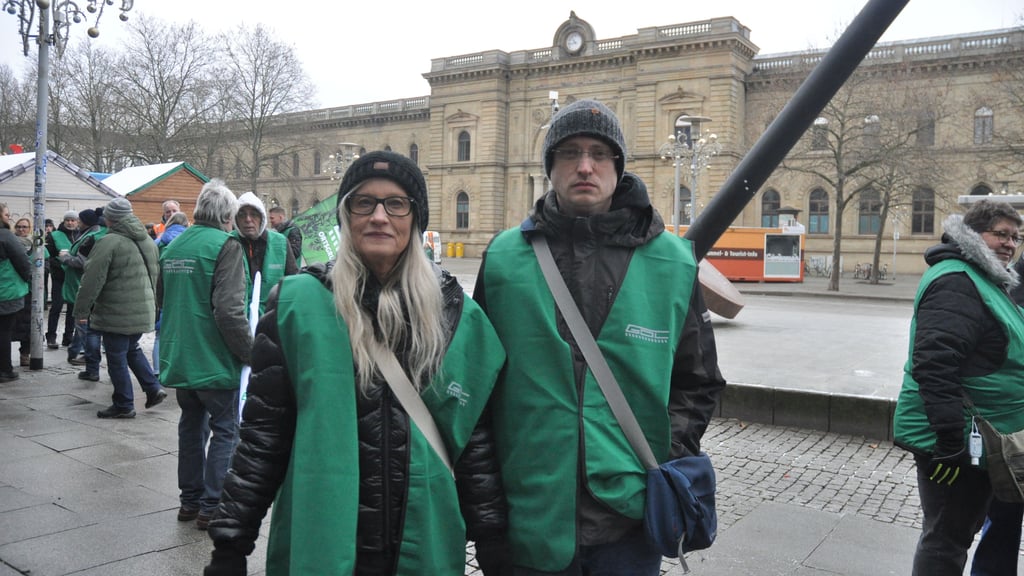 Bettina Bartz und Marcel Täubert protestieren in Magdeburg für bessere Arbeitsbedingungen bei der Bahn.