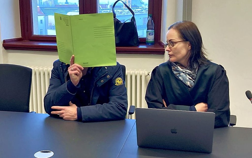 Möchte nicht erkannt werden: Der Angeklagte berät sich vor Verhandlungsbeginn mit seiner Verteidigerin Andrea Liebscher.
