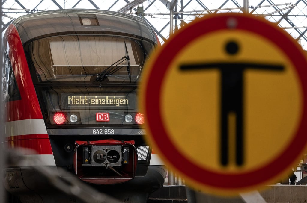 „Nicht einsteigen“ steht an einem Zug der Deutschen Bahn am Hauptbahnhof.