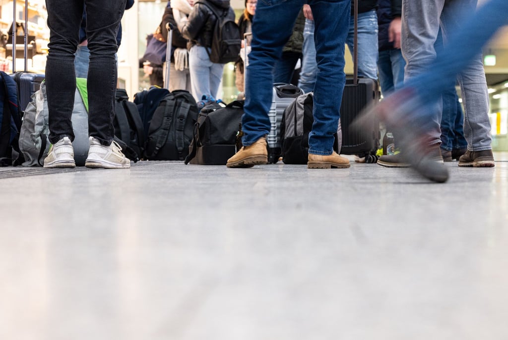 Am letzter Tag des mehrtägigen Streiks der Lokführergewerkschaft GDL bei der Bahn stehen Reisende am Bahnhof.