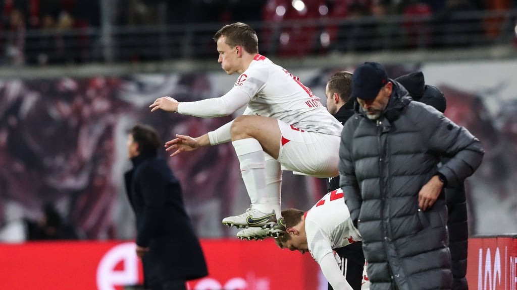 Lukas Klostermann hat bis 2028 verlängert, seinen RB-Trainer Marco Rose freut's.