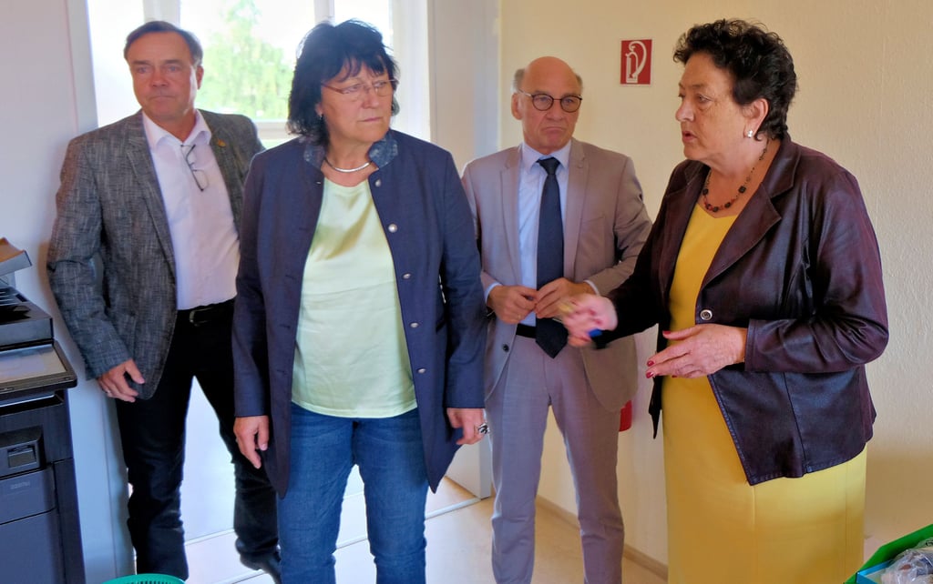 Ingrid Mehlhorn (rechts) führt Bildungsministerin Eva Feußner, Siegfried Borgwardt (beide CDU) und Michael Jahn (li., SPD) durch das Schulhaus.