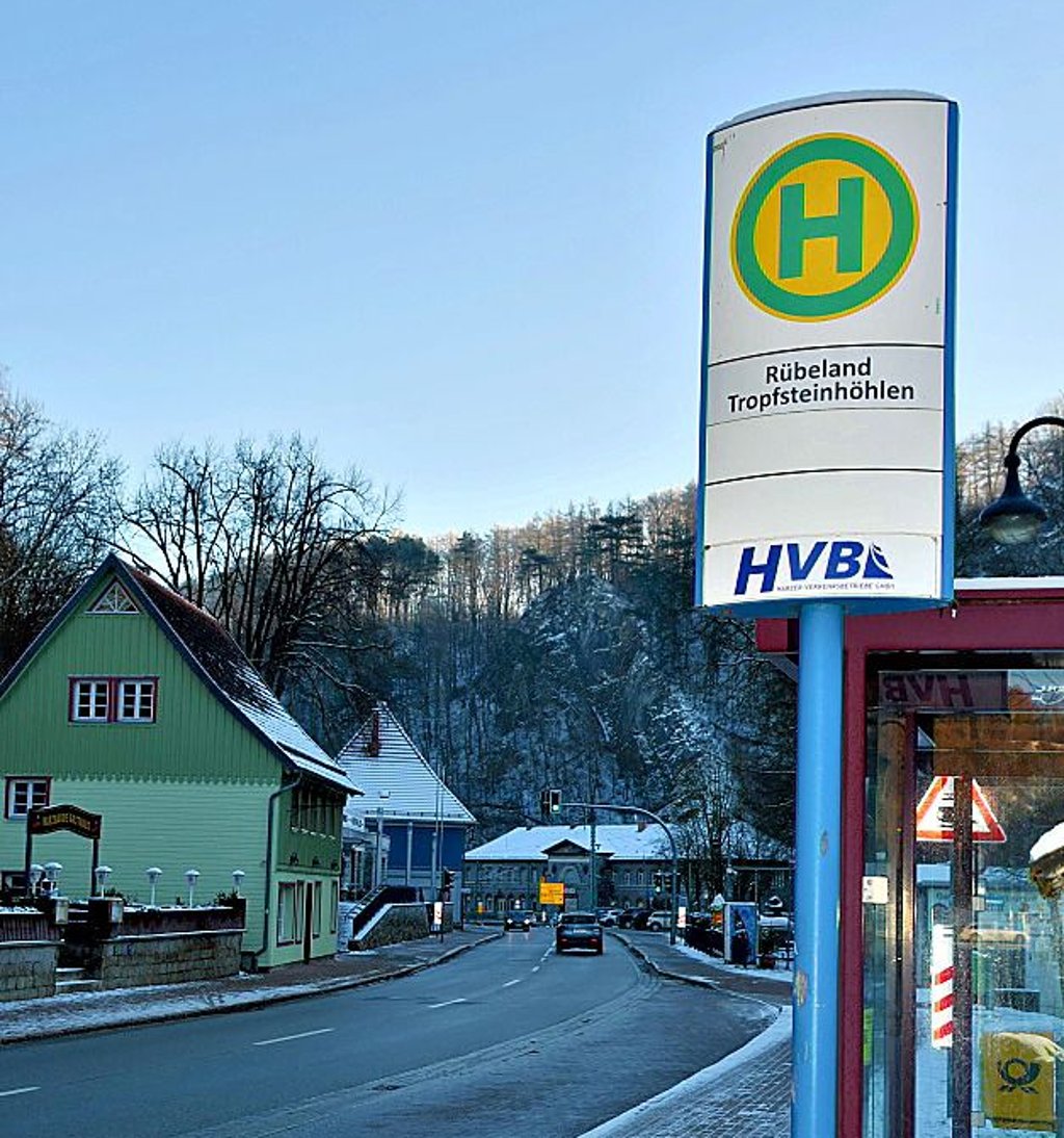 Die Bushaltestelle liegt in unmittelbarer Nähe der Baumannshöhle.
