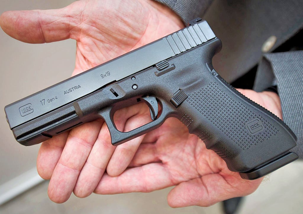 Das ist eine Glock 17. Eine Pistole gleichen Typs hatte der Angeklagte von einer halbautomatischen zu einer vollautomatischen Waffe umgebaut.