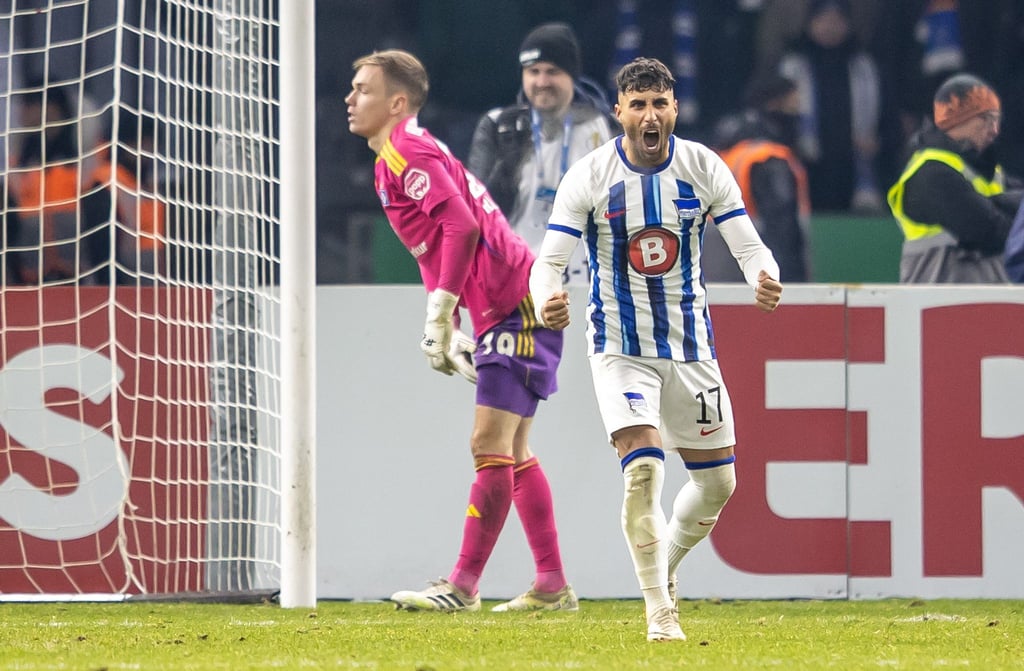 Nader El-Jindaoui von Hertha BSC jubelt nach seinem Tor im Elfmeterschießen.