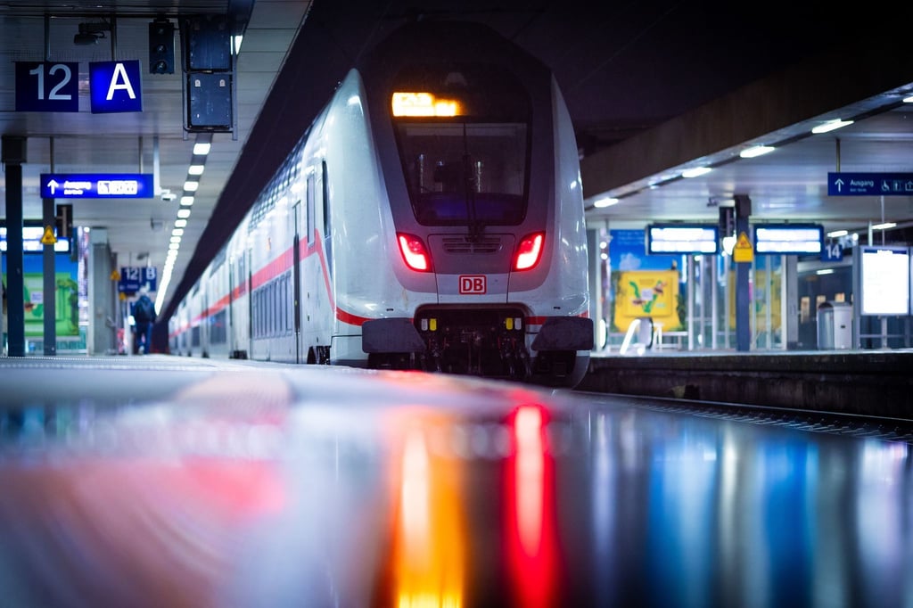 Ein Zug steht im Hauptbahnhof Hannover am frühen Morgen an einem menschenleeren Bahnsteig.
