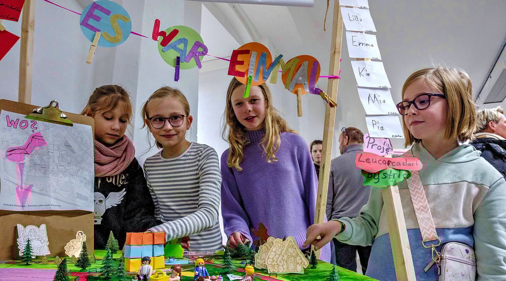 Mia, Fine, Pia und Emma vom Leucoreadorf Bystrica zeigen ihr Projekt: ein Märchenpark nahe des Wittenberger Tierparks.