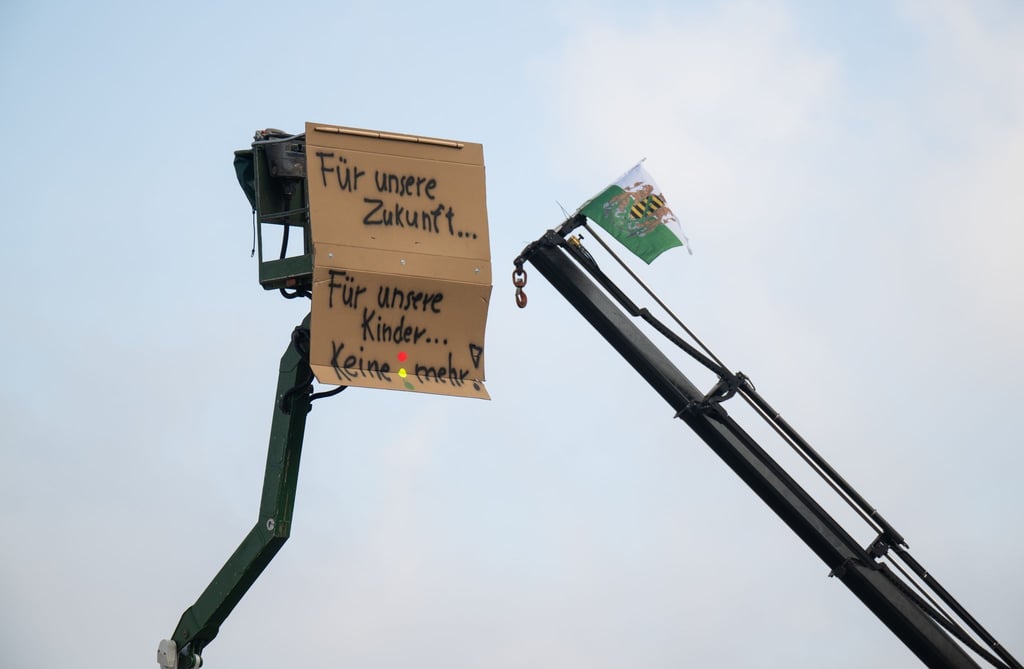 Ein Pappe mit der Aufschrift „Für unsere Zukunft.. Für unsere Kinder…Keine Ampel mehr“.