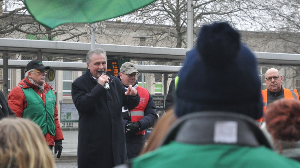 Bundesvorsitzender Claus Weselsky spricht bei der GDL-Kundgebung am Magdeburger Hauptbahnhof.
