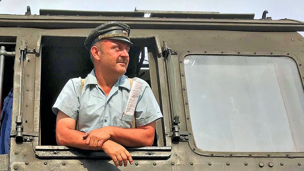 Autor Dirk Endisch in einer alten Dampflok der Reichsbahn.