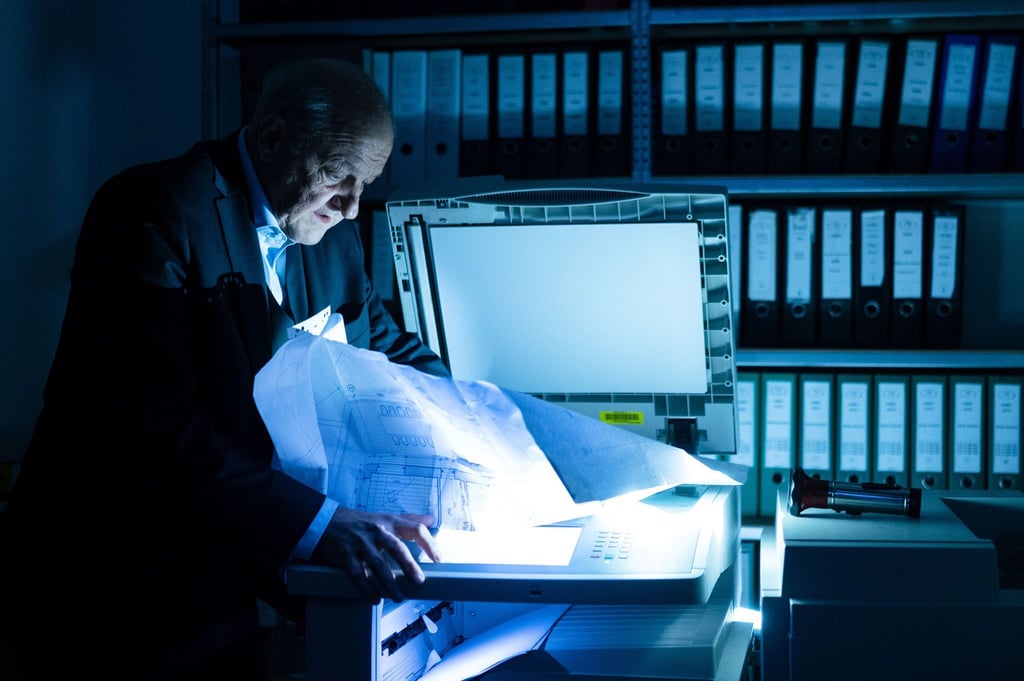 Privatdetektiv Georg Wilsberg (Leonard Lansink) bricht in eine Baufirma ein.