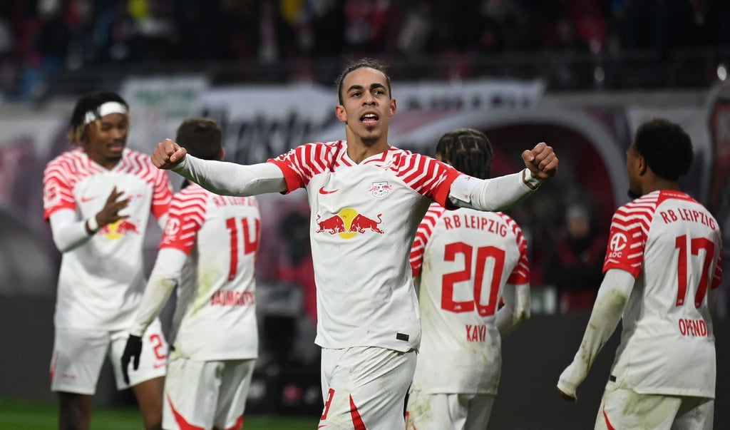 Leipzigs Spieler um Yussuf Poulsen (M)jubeln nach einem Tor.