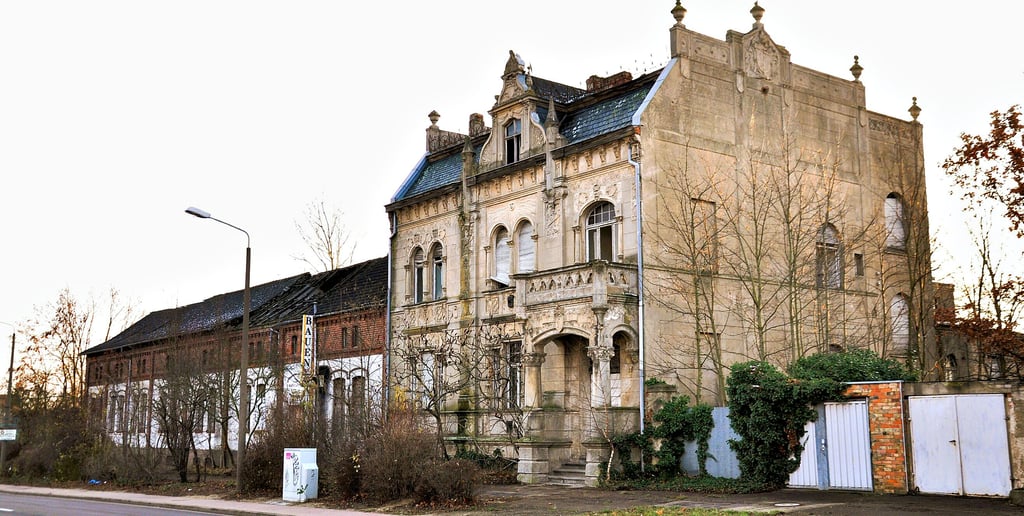 Was wird aus der Villa? Entstehen neue Wohnungen für Handwerker oder erweitert sich der Netto Supermarkt? Vom einstigen Glanz der im Jugendstil errichteten Villa Gorgaß in der Magdeburger Straße in Zerbst ist nicht mehr viel vorhanden.