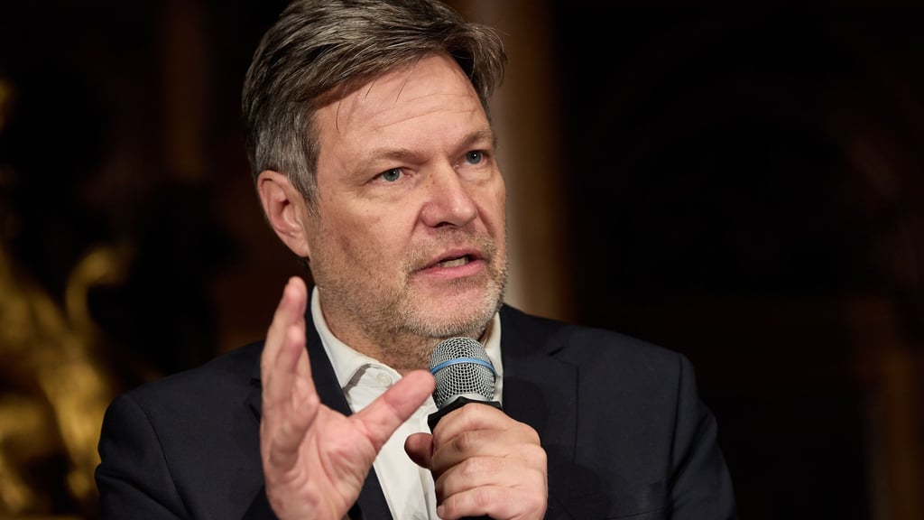 Bundeswirtschaftsminister Robert Habeck spricht beim Neujahrsempfang der Grünen-Bürgerschaftsfraktion in Hamburg.