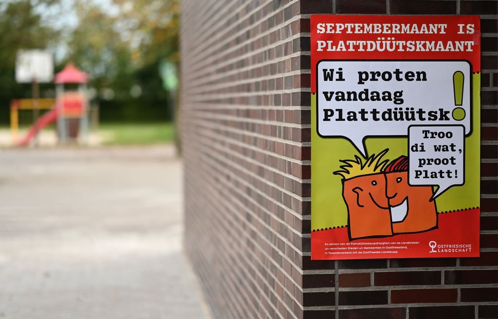 „Wi proten vandaag Plattdüütsk“ (Wir sprechen heute Plattdeutsch) steht auf einem Plakat an einer Wand an einer Grundschule.