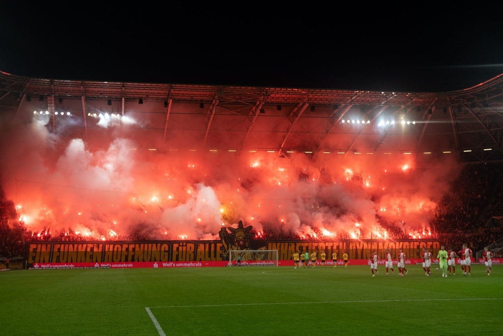 Für das Pyro-Vergehen seiner Fans muss Dynamo nun Strafe zahlen.
